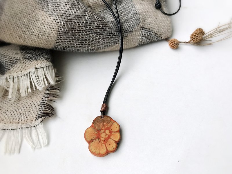 Chrysanthemum rattan wood necklace - สร้อยคอ - ไม้ หลากหลายสี