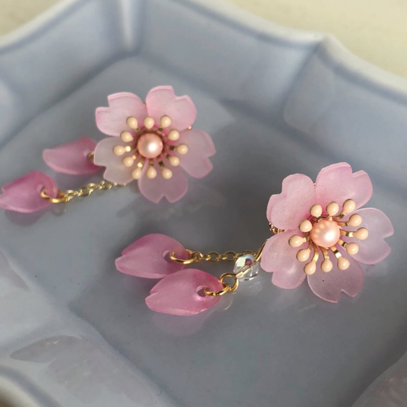 桜の耳飾り　ピアス、イヤリング 【女人節新品】、【Women's Day New Arrival】 - 耳環/耳夾/耳骨夾 - 塑膠 粉紅色