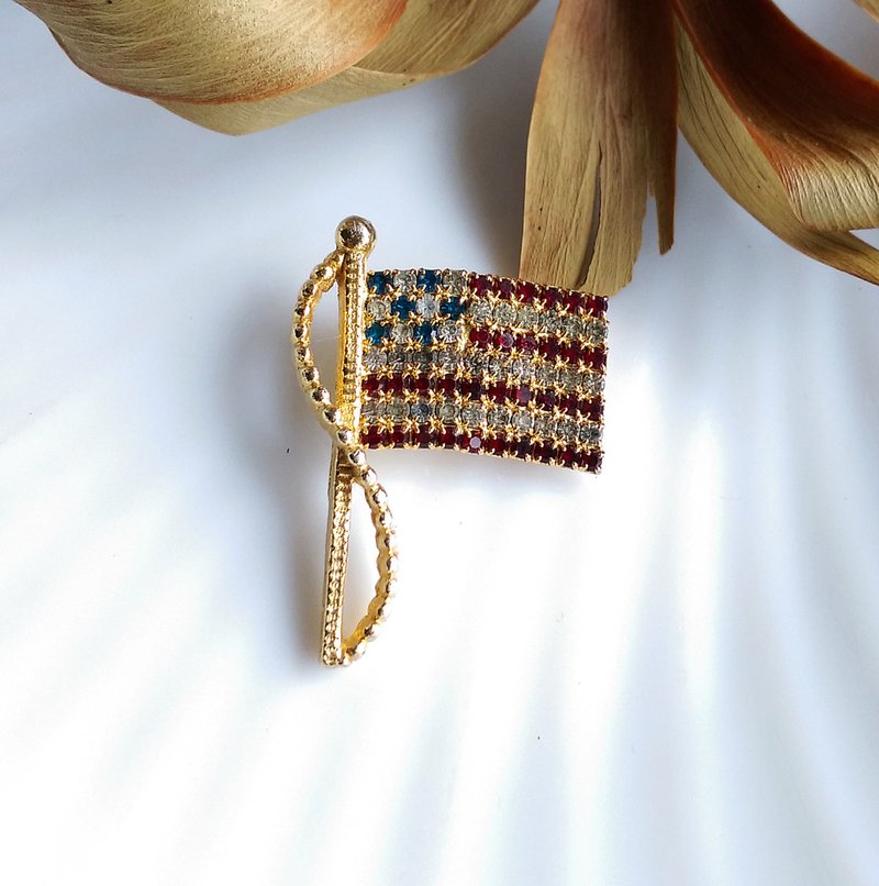 【西洋アンティークジュエリー】はためくアメリカ国旗ピン - ブローチ - その他の素材 ゴールド