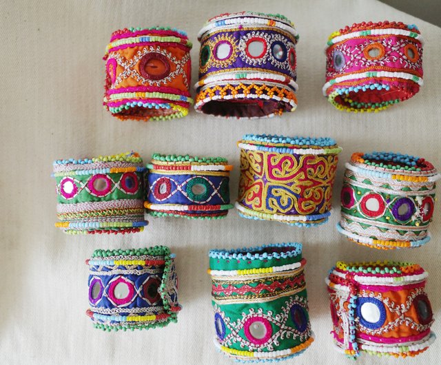 アフガニスタンのクチの手刺繍が施された古代布のブレスレットと