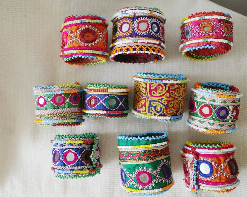 Various hand-embroidered ancient cloth bracelets and armbands from the Kuchi ethnic group in Afghanistan - สร้อยข้อมือ - ผ้าฝ้าย/ผ้าลินิน 