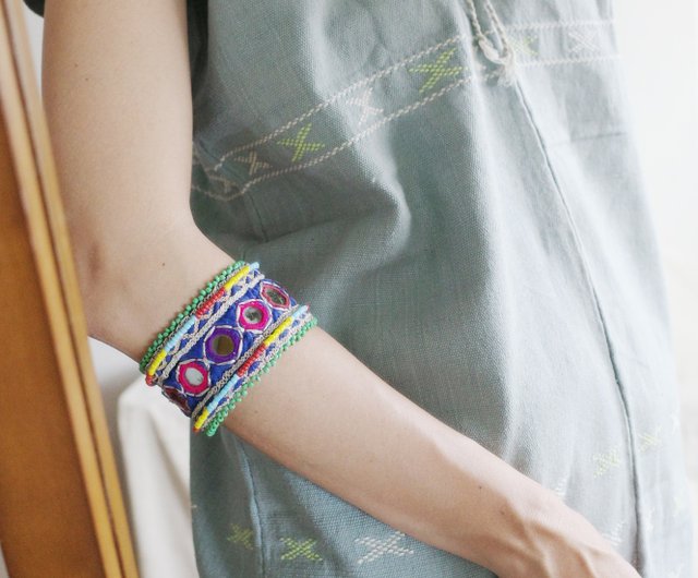 アフガニスタンのクチの手刺繍が施された古代布のブレスレットと