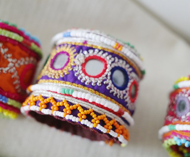 アフガニスタンのクチの手刺繍が施された古代布のブレスレットと