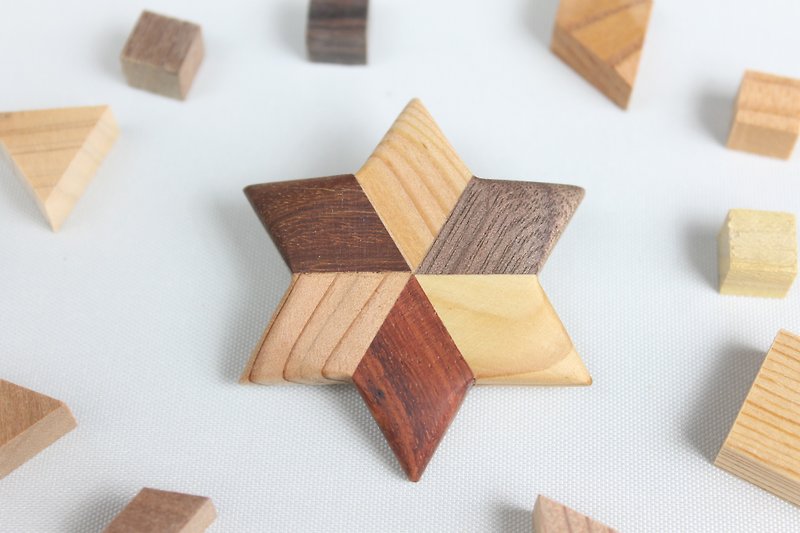 Parquet star shaped brooch - Brooches - Wood Khaki