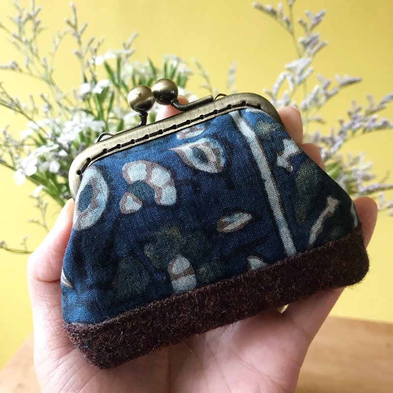 Woodcut printing and dyeing natural plant dyed gold coin purse tundra - Coin Purses - Cotton & Hemp Blue