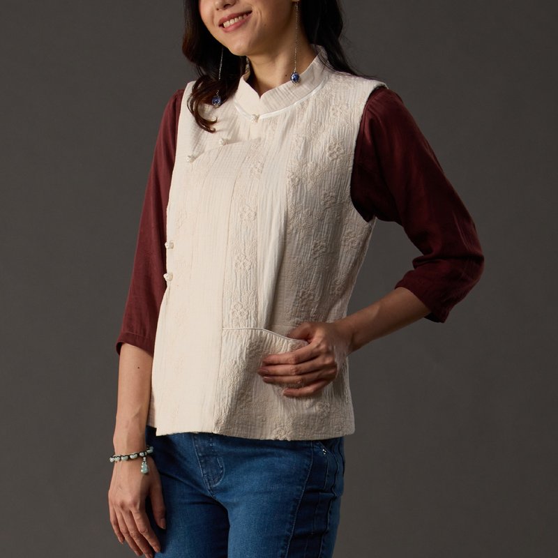 Classical Beauty Embroidery Cutting Diagonal Vest 【18080】 - เสื้อผู้หญิง - ผ้าฝ้าย/ผ้าลินิน ขาว