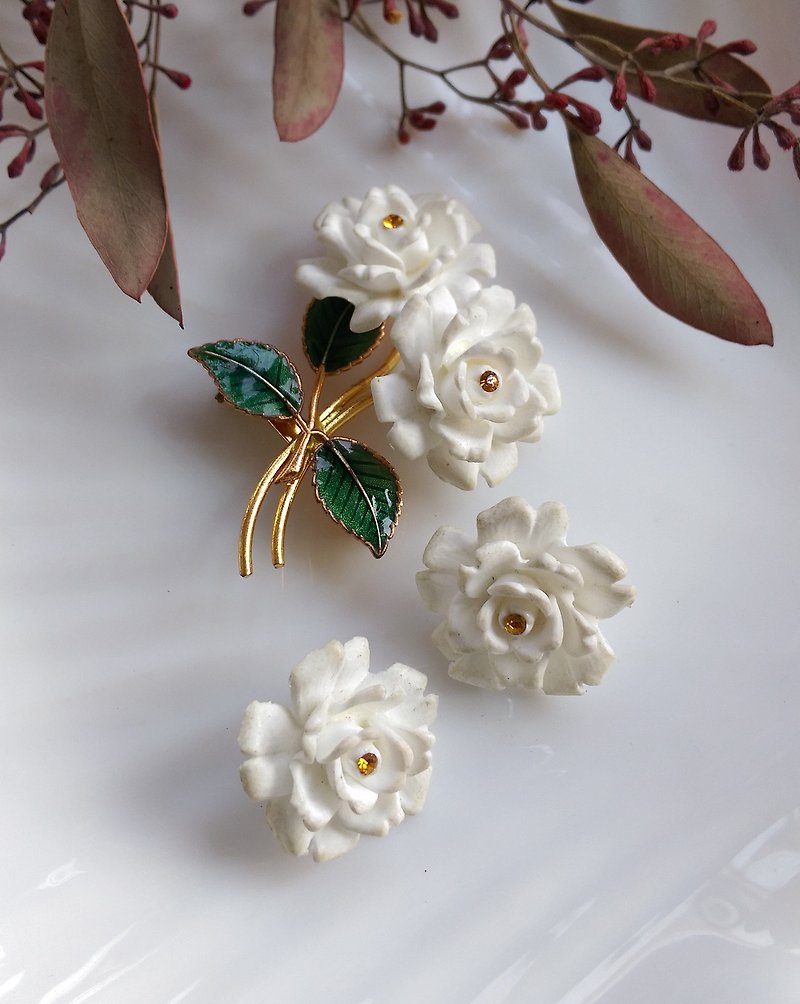 Western antique ornaments. West Germany double flower white rose pin + clip earring set - เข็มกลัด/พิน - โลหะ สีทอง