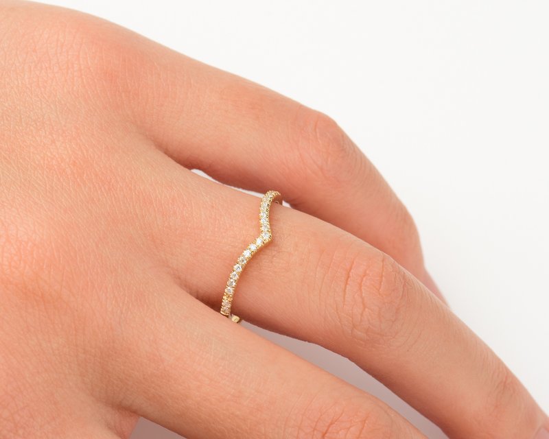 V-shaped Band in 9K Rose Gold - แหวนทั่วไป - เพชร สีทอง