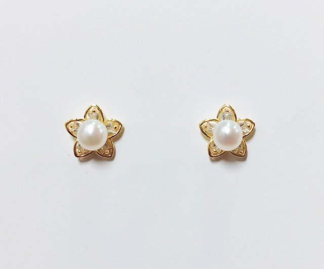 E-33 キュービックジルコニア リーフモチーフピアス／イヤリング