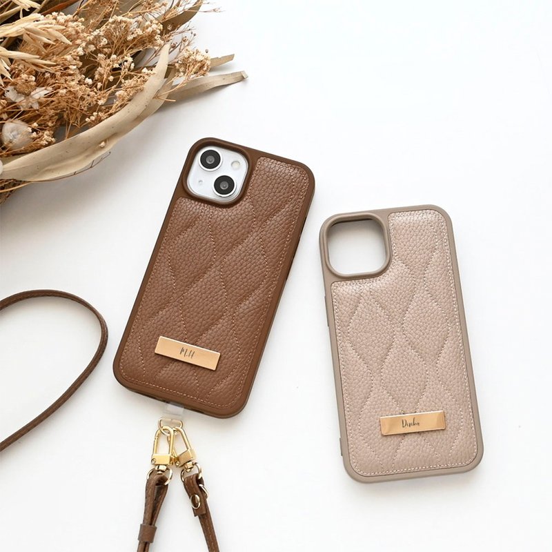 iPhone限定 カラー リアケース 【 キルティング ウェーブ ネームプレート 名入れ 】 スマホショルダー スマホケース くすみカラー パーツ付 JE08U - 手機殼/手機套 - 真皮 咖啡色