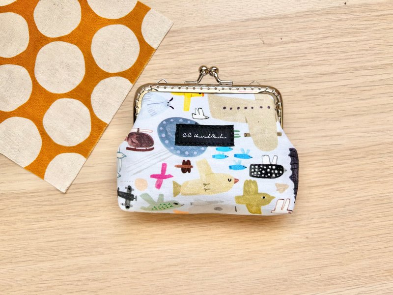 Hee Hee hand-crafted the dream of flying kiss lock bag - Coin Purses - Cotton & Hemp Multicolor