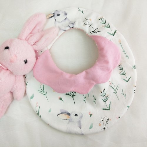 QQ rabbit 手工嬰幼兒精品 彌月禮盒 香草灰兔。波浪領圍兜 (可繡名字)