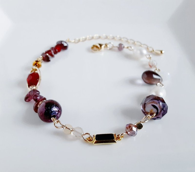 Gradient style bracelet with square frame stone, garnet, freshwater pearl, teardrop and glass bead beads, birthday gift, purple, size adjustable - สร้อยข้อมือ - แก้ว สีม่วง