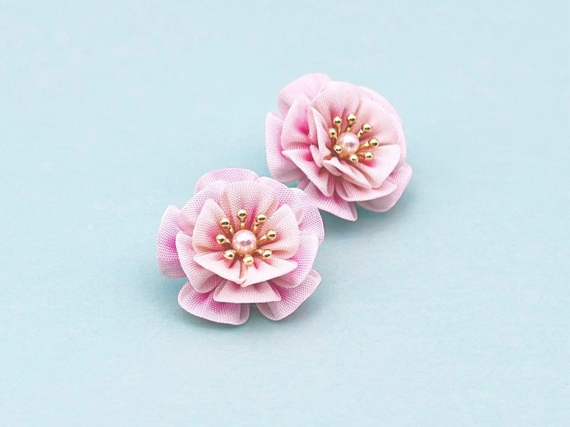 Soft double cherry blossom earrings, hand-dyed silk, pink, snacks, Japanese kimono, spring, hakama, graduation ceremony, coming-of-age ceremony, yukata, fireworks, cherry blossom viewing, Japanese accessories, formal - ต่างหู - ผ้าไหม สึชมพู