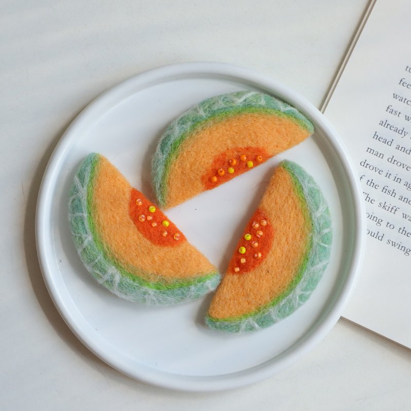 Wool felt hand-made fruit series Rainbow fresh melon handmade brooch/pin/hairpin/magnet - เข็มกลัด - ขนแกะ สีเขียว