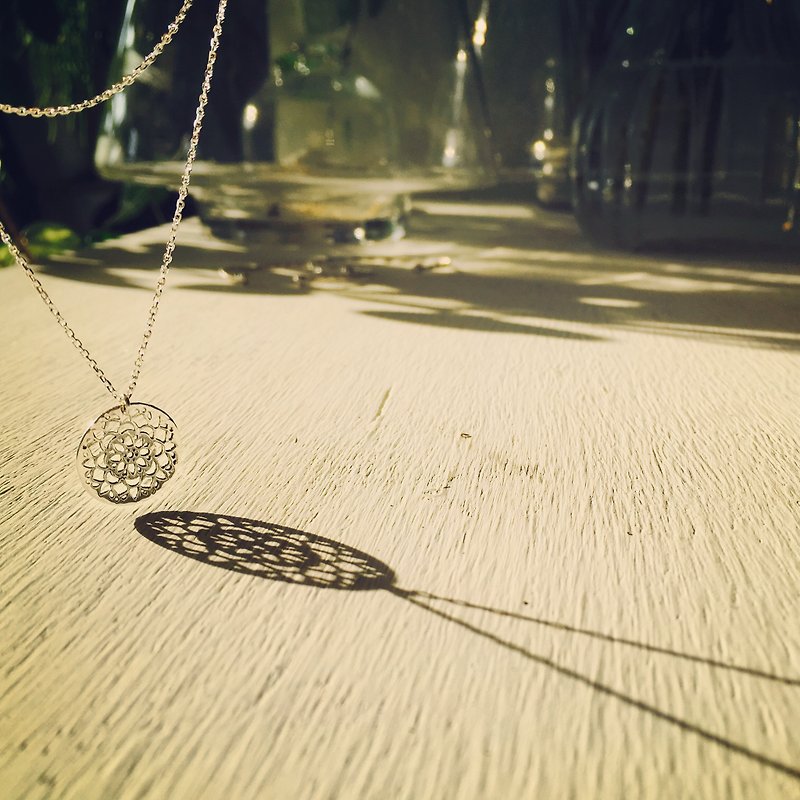 925 sterling silver / hollow flower necklace • dream catcher • window grilles - สร้อยคอ - เงินแท้ สีเงิน