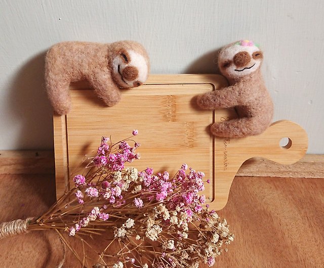 A pair of hanging sloth wool felt doll keychains for healing gifts - Shop  tugualalala illustration&woolfelt Stuffed Dolls & Figurines - Pinkoi