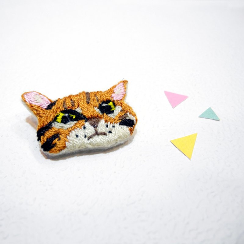 森林系刺繡小貓 僕人快來 胸針別針 手工刺繡 - 胸針 - 繡線 咖啡色