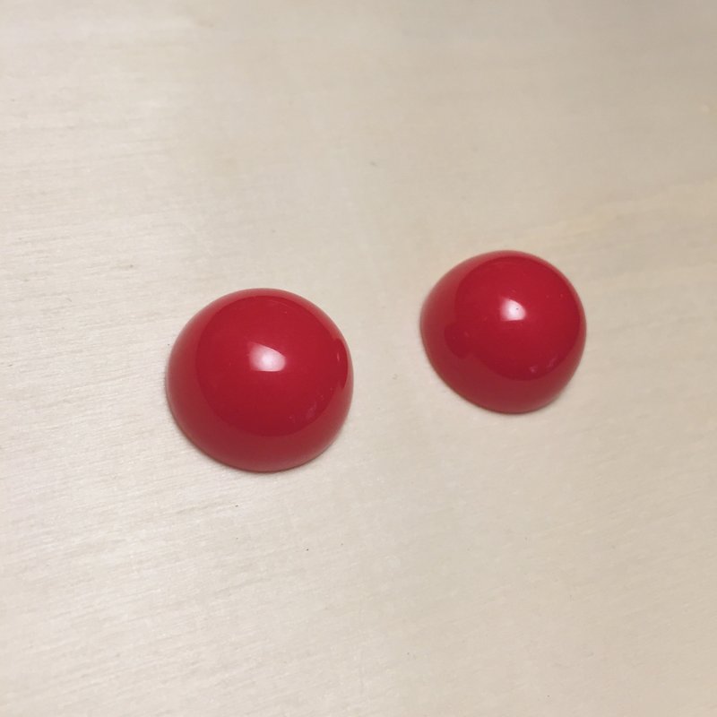 Vintage red cabochon earrings Clip-On - ต่างหู - เรซิน สีแดง