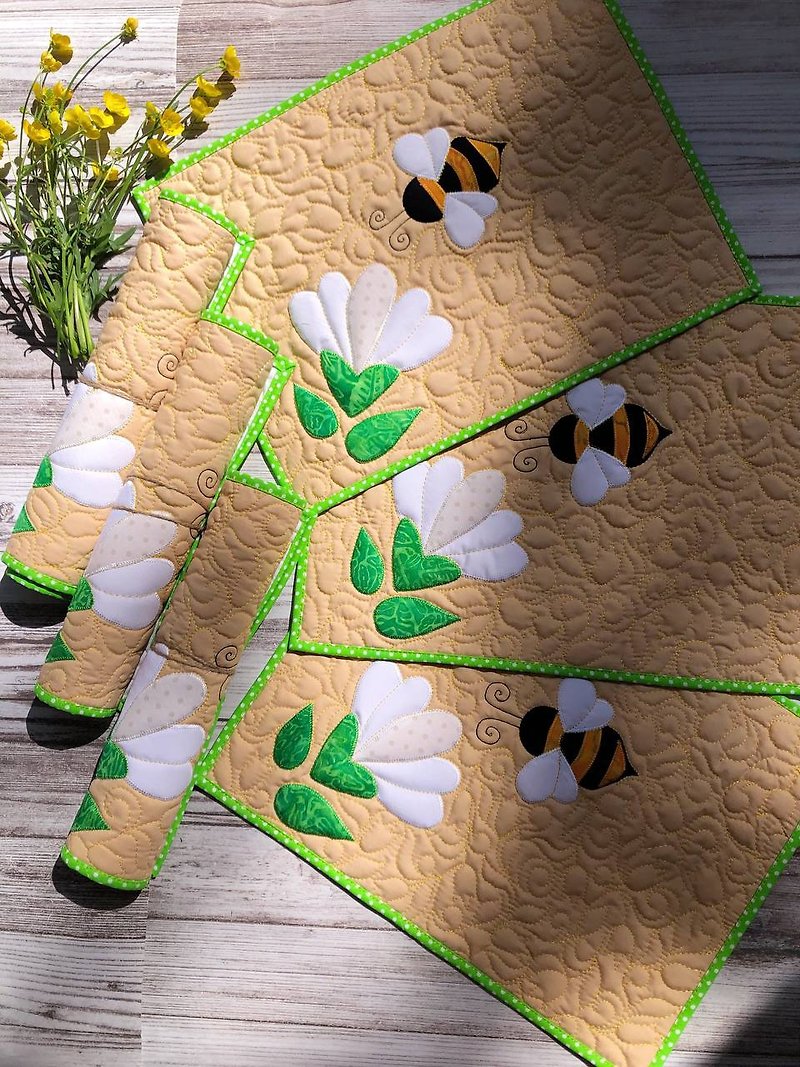 Quilted bee and flower placemats, Set of 6, Mothers Day gift, Easter tablecloth - ผ้ารองโต๊ะ/ของตกแต่ง - ผ้าฝ้าย/ผ้าลินิน หลากหลายสี