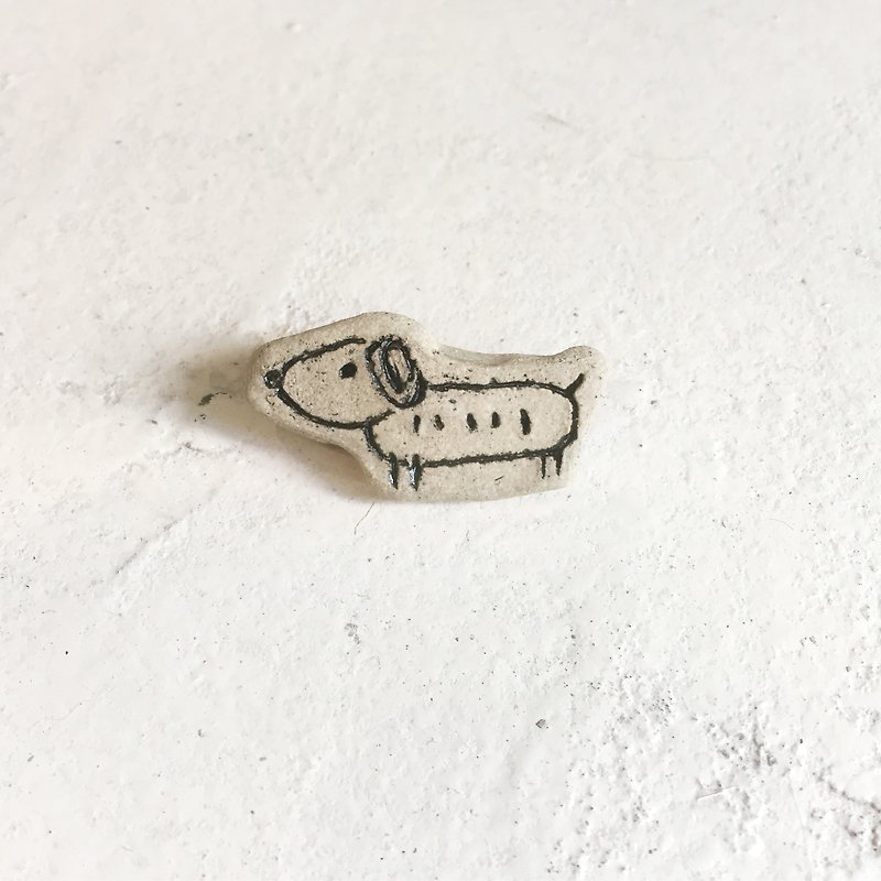 [COUTINMUK x Pottery House] ‧ Sausage Dog ‧ Brooch - Brooches - Pottery Khaki