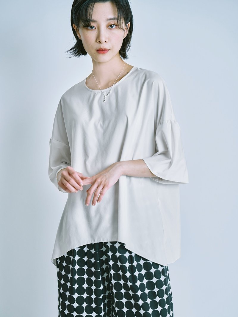 Cloud Mist Flower Sleeve Top-Morning Rise - เสื้อยืดผู้หญิง - เส้นใยสังเคราะห์ ขาว