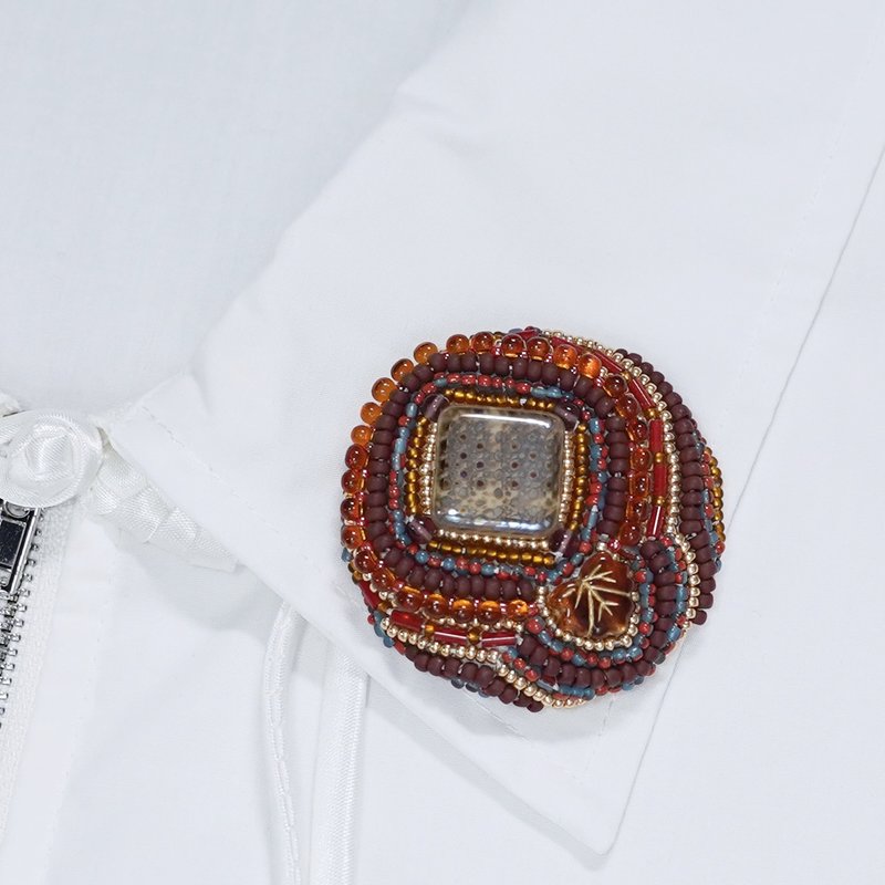 話匣子胸針 大尺寸 8 珠飾刺繡胸針 棕色 紅色 彩色 個性 獨一無二 聖誕節 - 心口針/胸針 - 玻璃 咖啡色