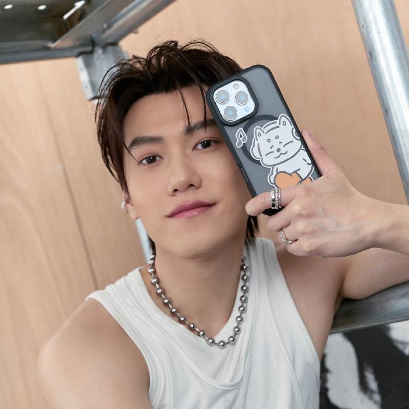 CHRISCHIU MOMO醬愉悅步伐極光霧透MagSafe iPhone手機殼 - 手機殼/手機套 - 塑膠 多色