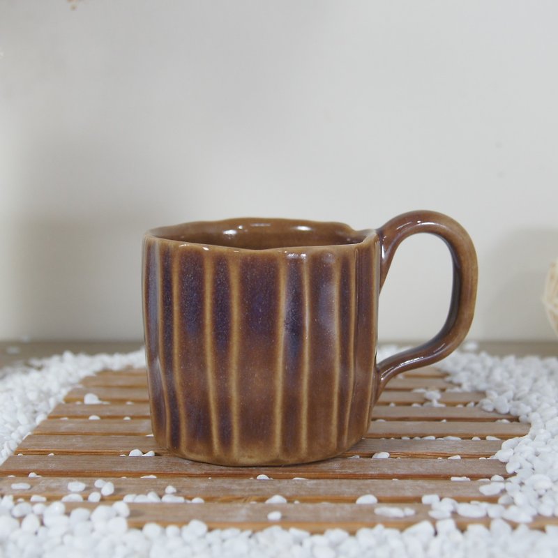 Violet in brown tea cup, cup, coffee cup, teacup - capacity about 160cc - แก้วมัค/แก้วกาแฟ - ดินเผา สีกากี