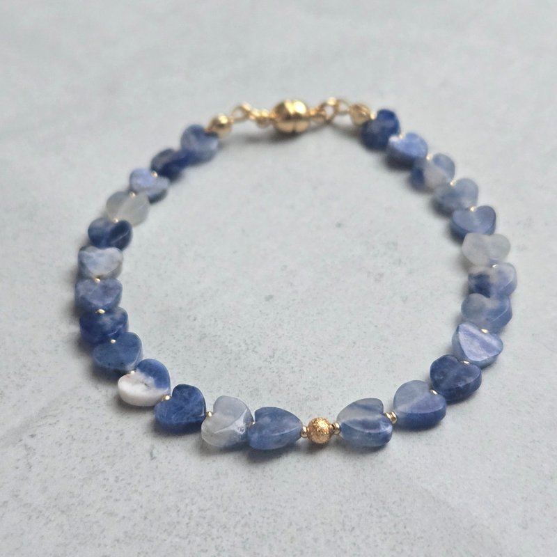 【日本製】ハートモチーフブレスレット・ソーダライト　不器用さんでも安心、ストレスゼロのワンタッチ装着 - 手鍊/手環 - 寶石 藍色