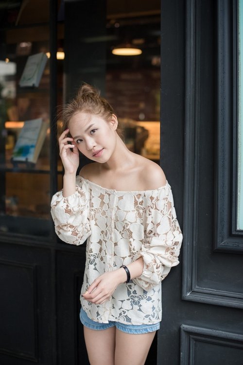 lovely lace puffsleeve top