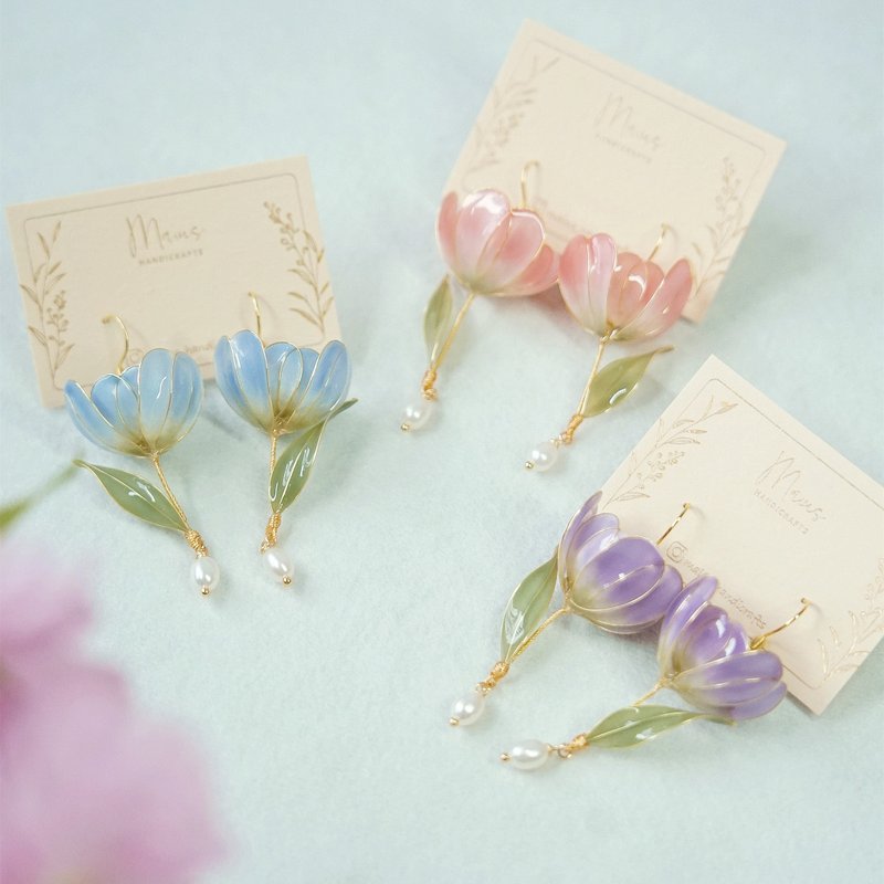 Tulip • Three Colors - Handmade Resin Earrings Jewelry Gift - ต่างหู - เรซิน หลากหลายสี