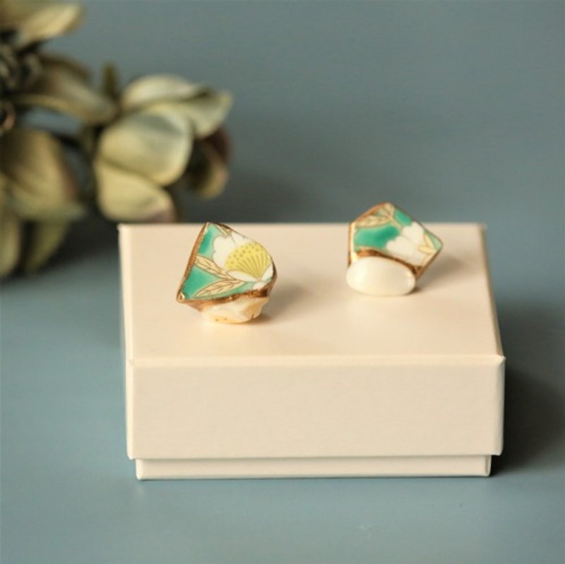 Arita porcelain porcelain kintsugi pierced Clip-On / green porcelain piece, mother of pearl - Earrings & Clip-ons - Pottery Green