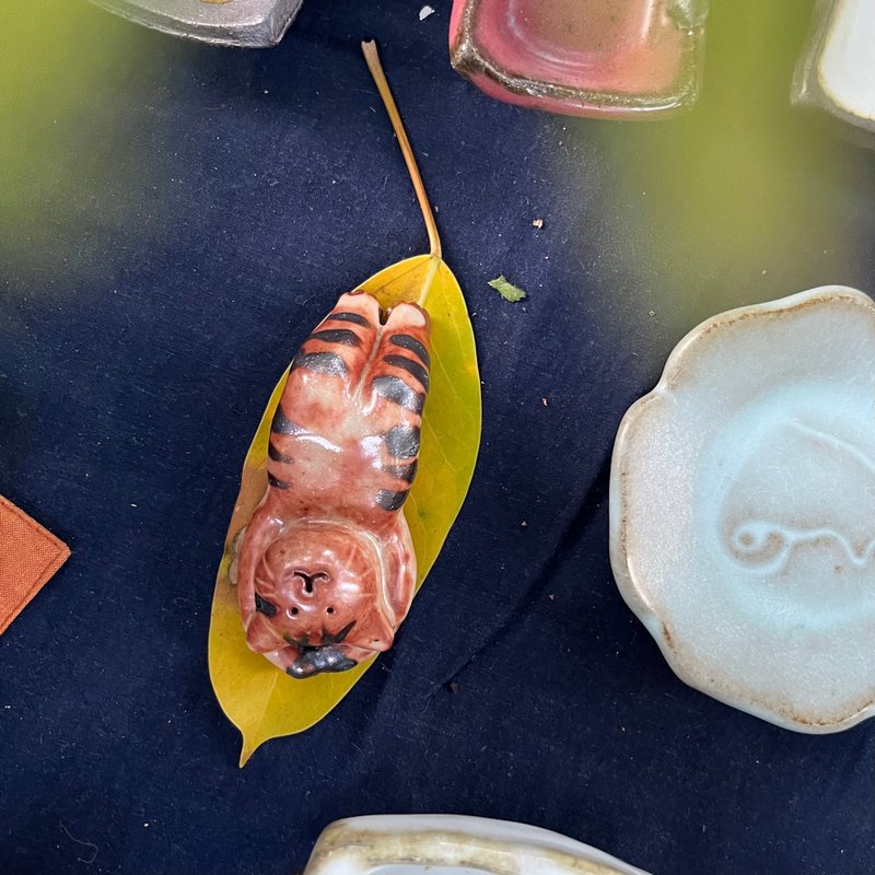 食べて我慢 / トラ猫 / タオ - 人形・フィギュア - 陶器 ゴールド