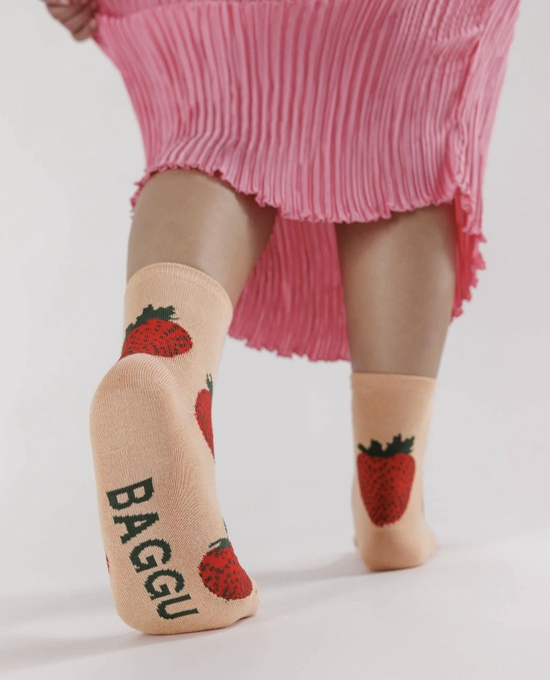 BAGGU 中筒襪 - 草莓- 竹纖維吸濕抗臭 - 襪子 - 棉．麻 粉紅色