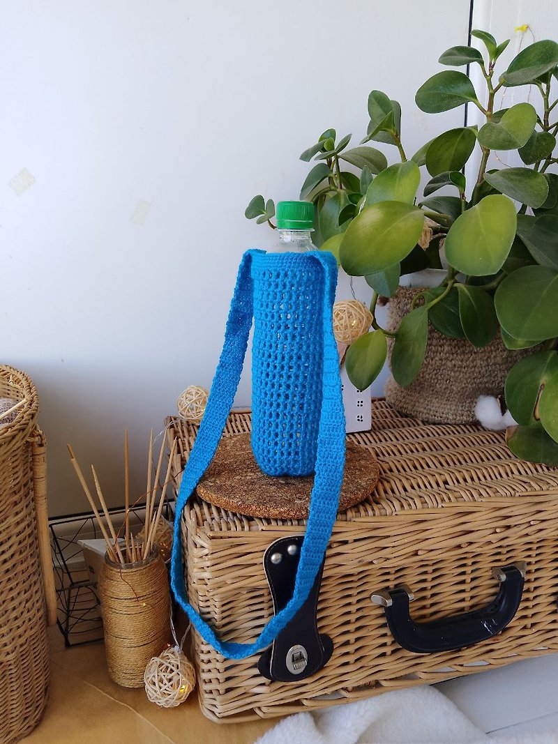 Blue string bag for a 0.5 liter water bottle. Convenient hand-mesh striped bag. - 飲料提袋/杯袋/杯套 - 棉．麻 藍色
