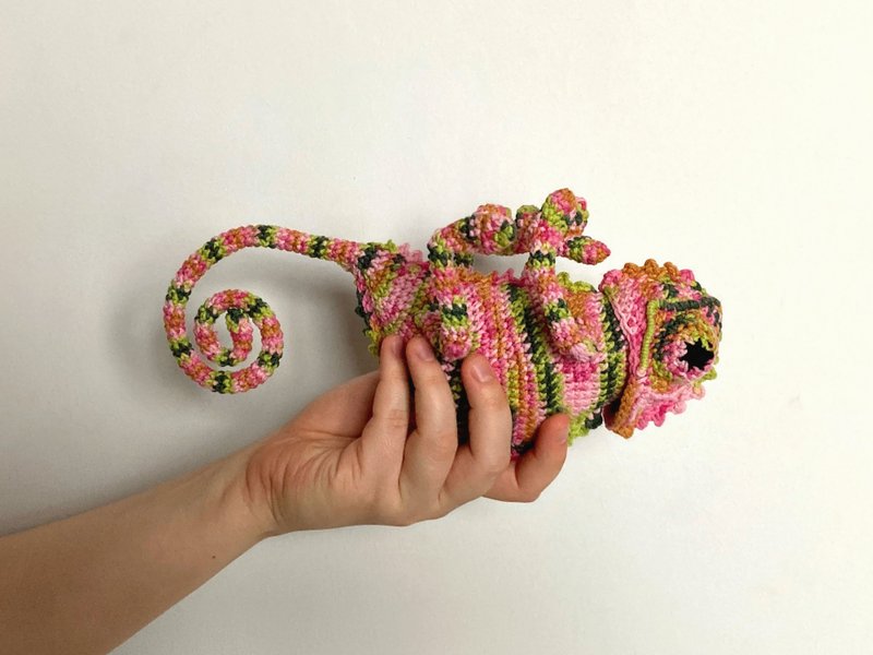 Crochet chameleon in pink green colors, Stuffed lizard, Crochet animal chameleon - ของเล่นเด็ก - ผ้าฝ้าย/ผ้าลินิน สึชมพู