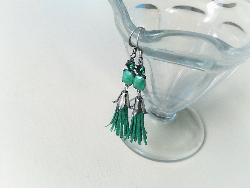 Vintage Czech grass and French goat leather mini tassel earrings - Earrings & Clip-ons - Glass Green