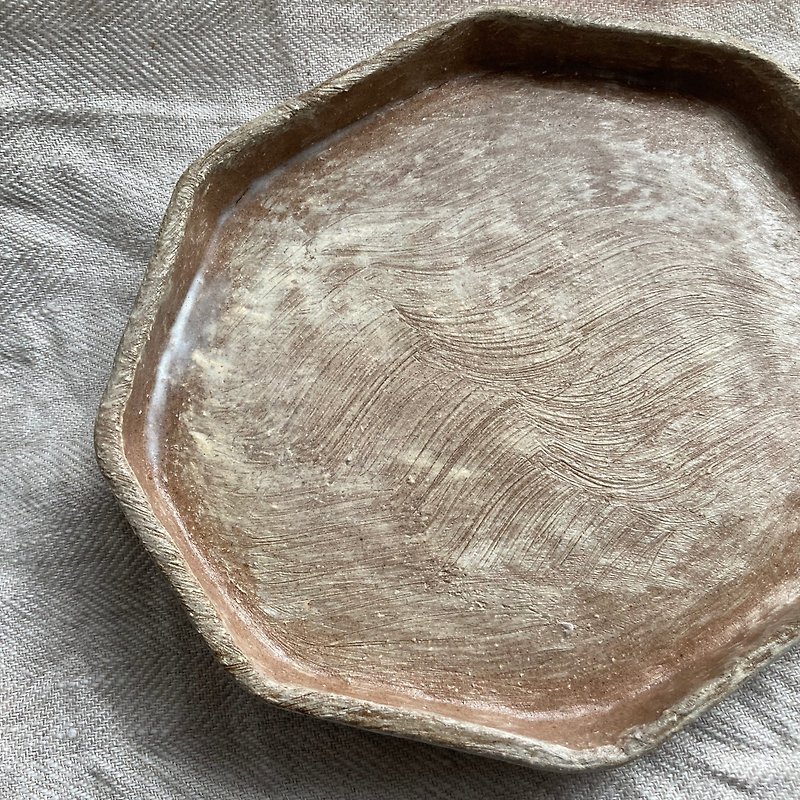 Baitu Creations hand-kneaded pottery/hand-brushed octagonal plate - จานและถาด - ดินเผา สีกากี