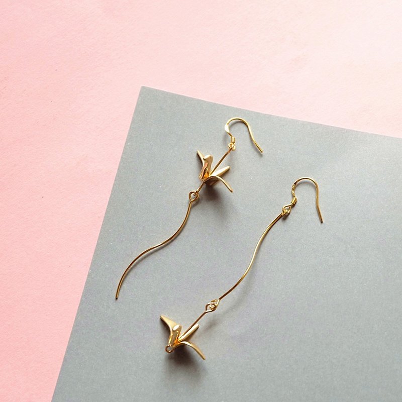 HiOnion original three-dimensional paper crane bag 18K gold earrings, retro earrings, anti-allergic ear clips, Japanese Japanese girl - ต่างหู - เครื่องประดับ สีทอง