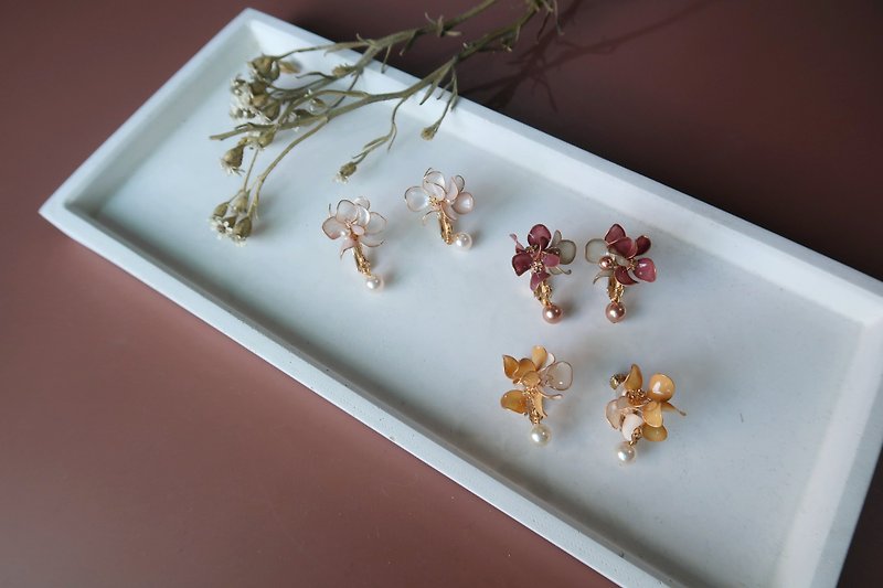Flower Pearl (ear clip)-handmade crystal flower resin jewelry girlfriends jewelry / bride headdress / bridesmaid accessories - Earrings & Clip-ons - Resin Multicolor