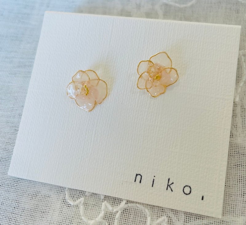 Handmade earrings flower Japanese handicraftsman - Earrings & Clip-ons - Resin Pink