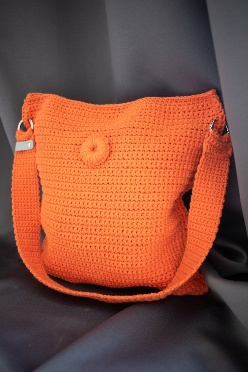 Orange shopper bag with long handle and original decoration. - กระเป๋าถือ - ผ้าฝ้าย/ผ้าลินิน สีส้ม