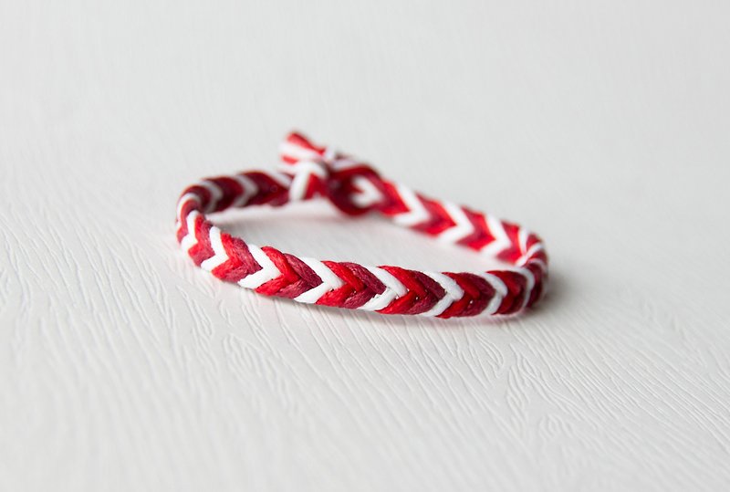 From shallow to deep-fine gradient red / hand-woven bracelet - สร้อยข้อมือ - วัสดุอื่นๆ สีแดง