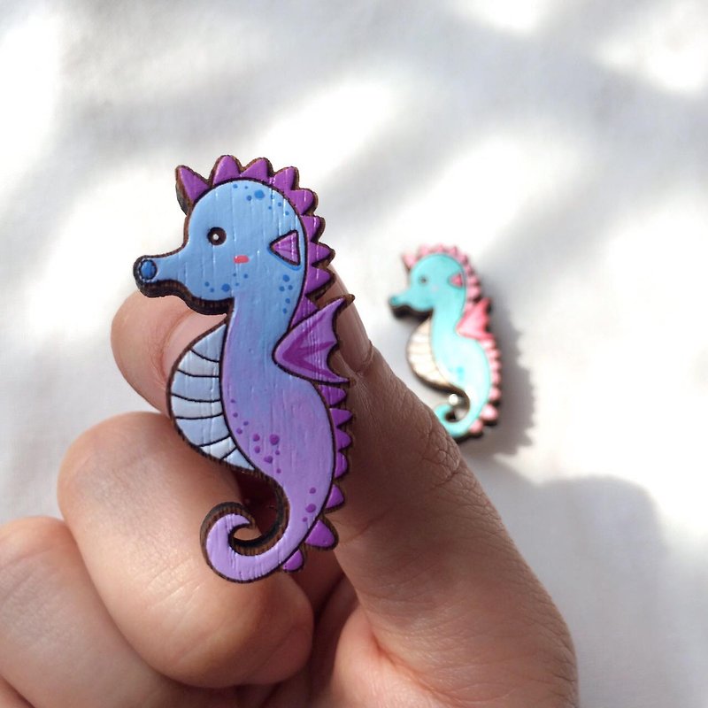 Wooden brooch seahorse - Brooches - Wood Purple