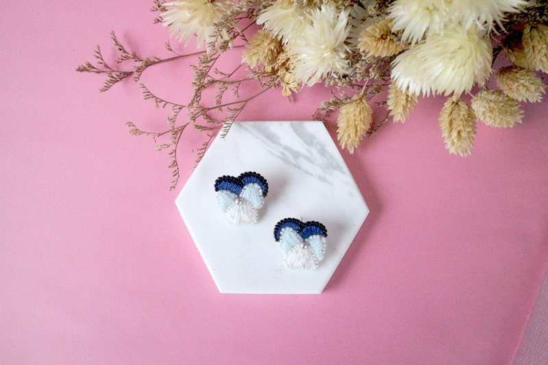 Violeta - Pansy Embroidered Stud Earrings - ต่างหู - ขนแกะ สีน้ำเงิน