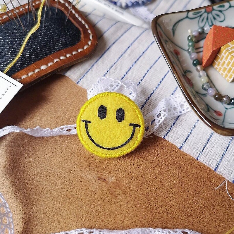 Embroidery  : Yellow Smiley Face Pin - Brooches - Thread 
