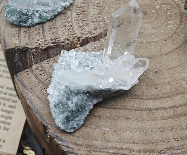 天然ヒマラヤ水晶 |グリーン共生 | 半透明の質感 - ショップ 禅クリスタルジュエリー 置物 - Pinkoi