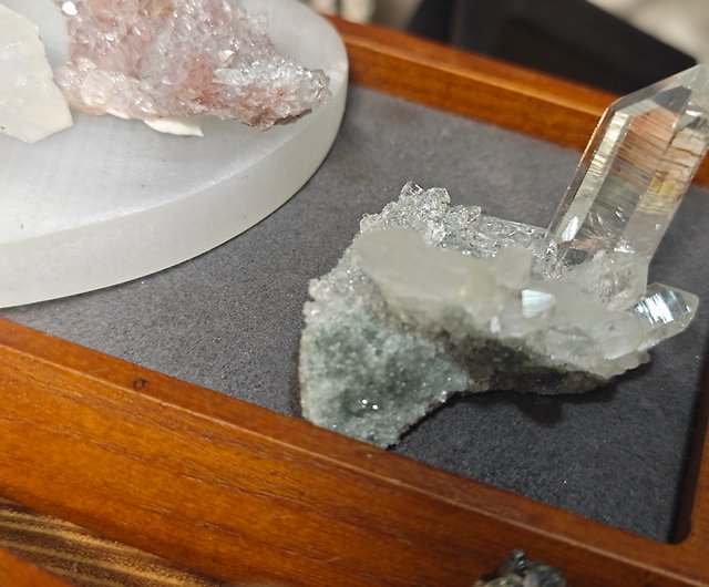 天然ヒマラヤ水晶 |グリーン共生 | 半透明の質感 - ショップ 禅クリスタルジュエリー 置物 - Pinkoi