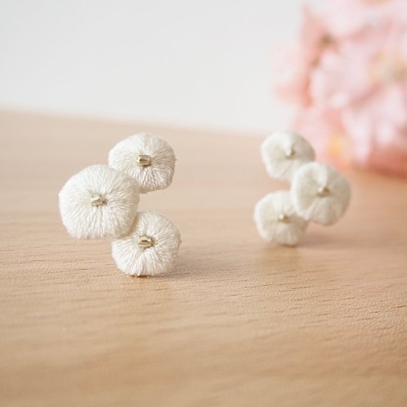 刺繍ピアスorイヤリング　　桜　春　オフホワイト　入園式入学式前撮り和装にも - 耳環/耳夾/耳骨夾 - 繡線 白色